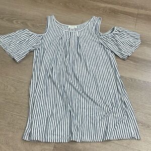 Max Studio navy/white cold shoulder top